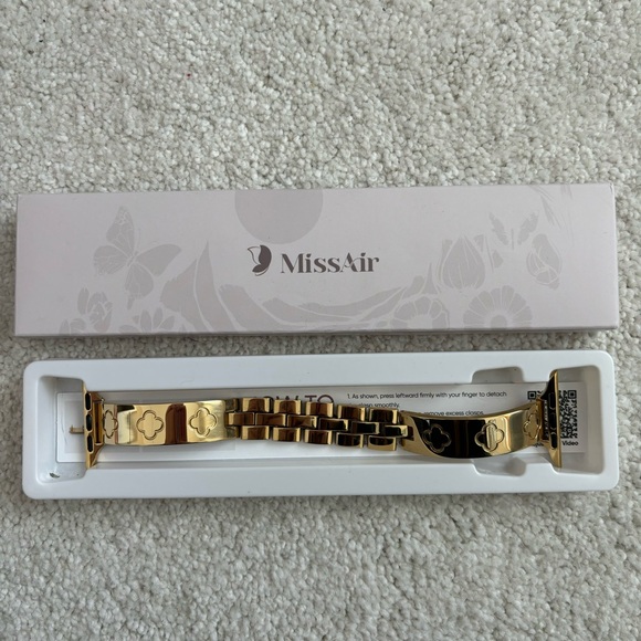 NEW IN BOX missair gold clover apple watch band adjustable series 3 - Picture 2 of 5